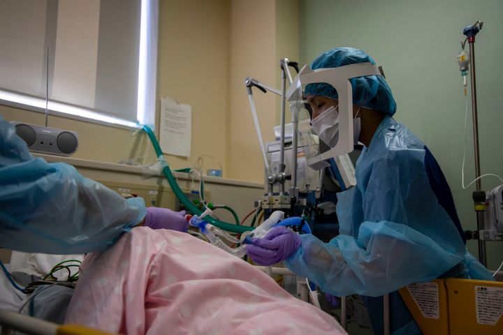 2021年1月13日、武蔵野赤十字病院。人工呼吸器をつけたコロナ重症患者のケアをする看護師