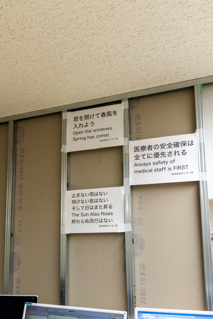 2020年4月14日、武蔵野赤十字病院。コロナ病棟に突貫工事でつくった感染防御壁に張り出された救命救急センター長の言葉