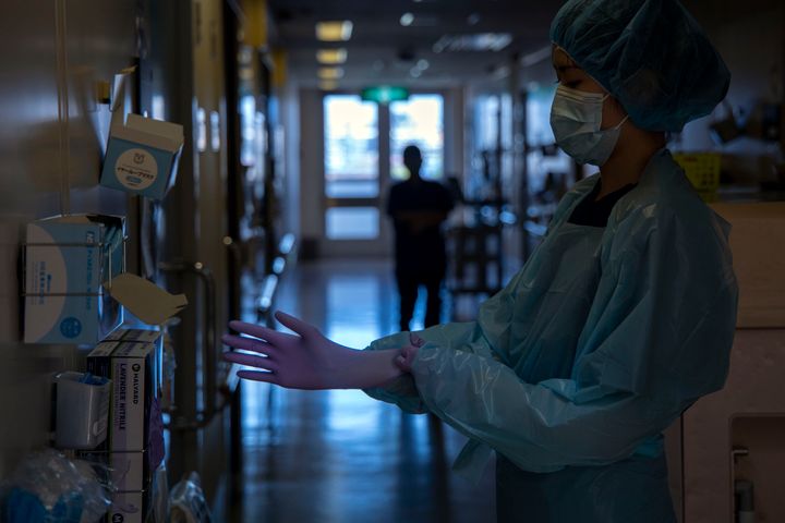 2020年4月14日、武蔵野赤十字病院。中等症のコロナ患者が入院する病棟で配膳の準備をする看護師。感染防止のために病室の内と外の二手に分かれて行う。