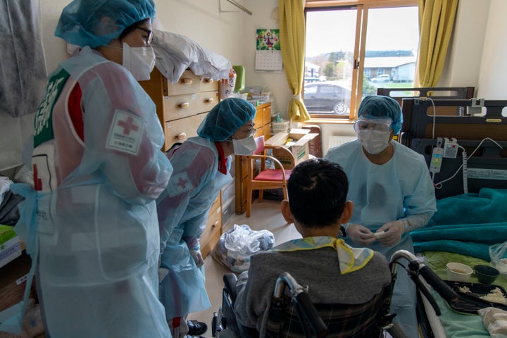 2020年5月14日、向陽園。入所者の個室を巡回して往診する医療チームの看護師たち