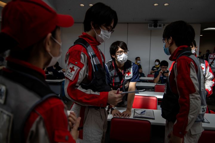 2020年7月6日、日本赤十字社の救護班。朝のミーティングでその日の活動計画をチームで確認する