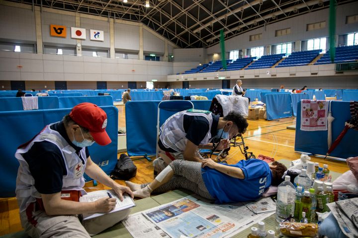 2020年7月6日。避難所となった人吉スポーツパレスで医療活動を行う日赤救護班