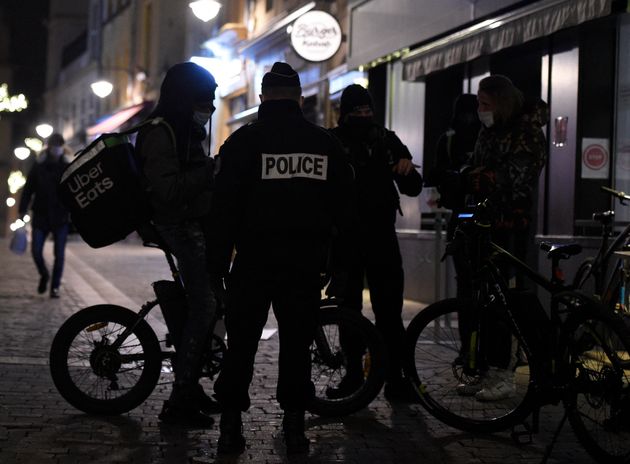 Un policier vérifiant l'attestation d'un coursier pendant le couvre-feu. Image d'illustration.