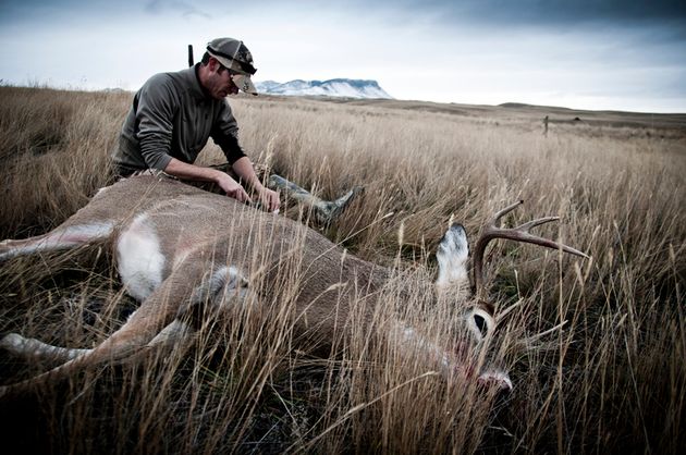 Un chasseur et sa proie récemment abattue. Photo d'illustration.