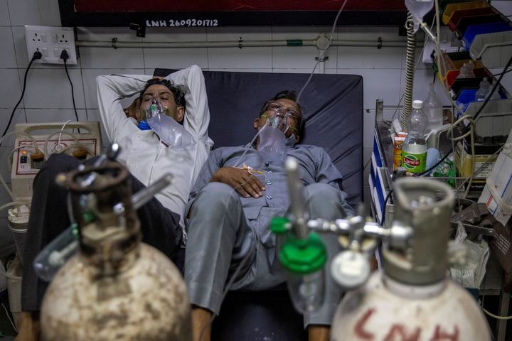 15 Απριλίου 2021. Εικόνα από την "κόλαση του κορονοϊού" σε νοσοκομείο στο Νέο Δελχί. REUTERS/Danish Siddiqui