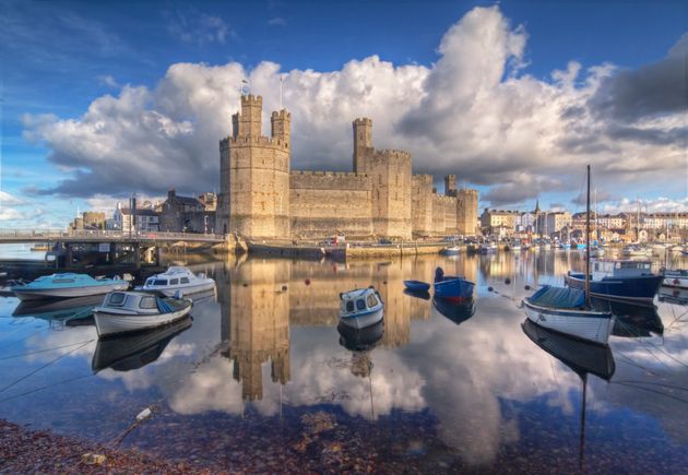 King Edward I of England replaced an 11th century castle with the current Caernarfon Castle in the late 13th century. 