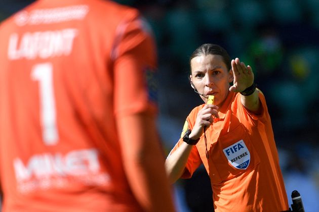 Stéphanie Frappart (ici lors d'un match de L1 le 4 avril 2021), va devenir cet été la 1ère femme à arbitrer un Euro masculin de football