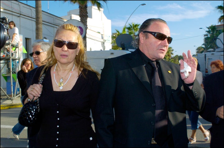 Rosa Benito y su exmarido, Amador Mohedano, en el entierro de Rocío Jurado.