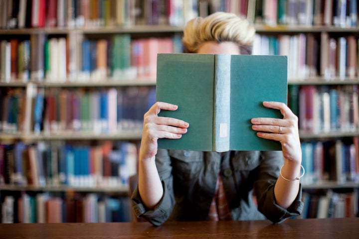 Una mujer enfrascada en la lectura.