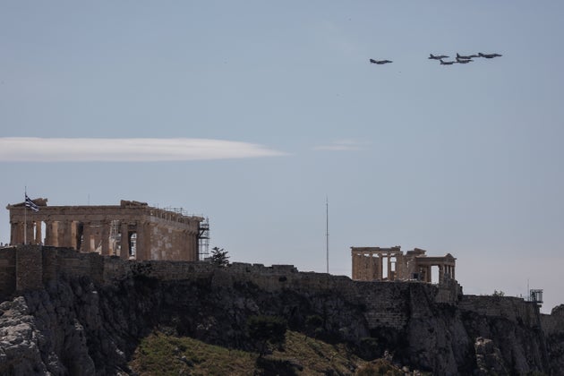 Γιατί πέταξαν μαχητικά αεροσκάφη πάνω από την