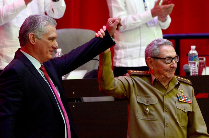 Raul Castro levanta el brazo de Miguel Díaz-Canel, tras el relevo en el Partido Comunista de Cuba.