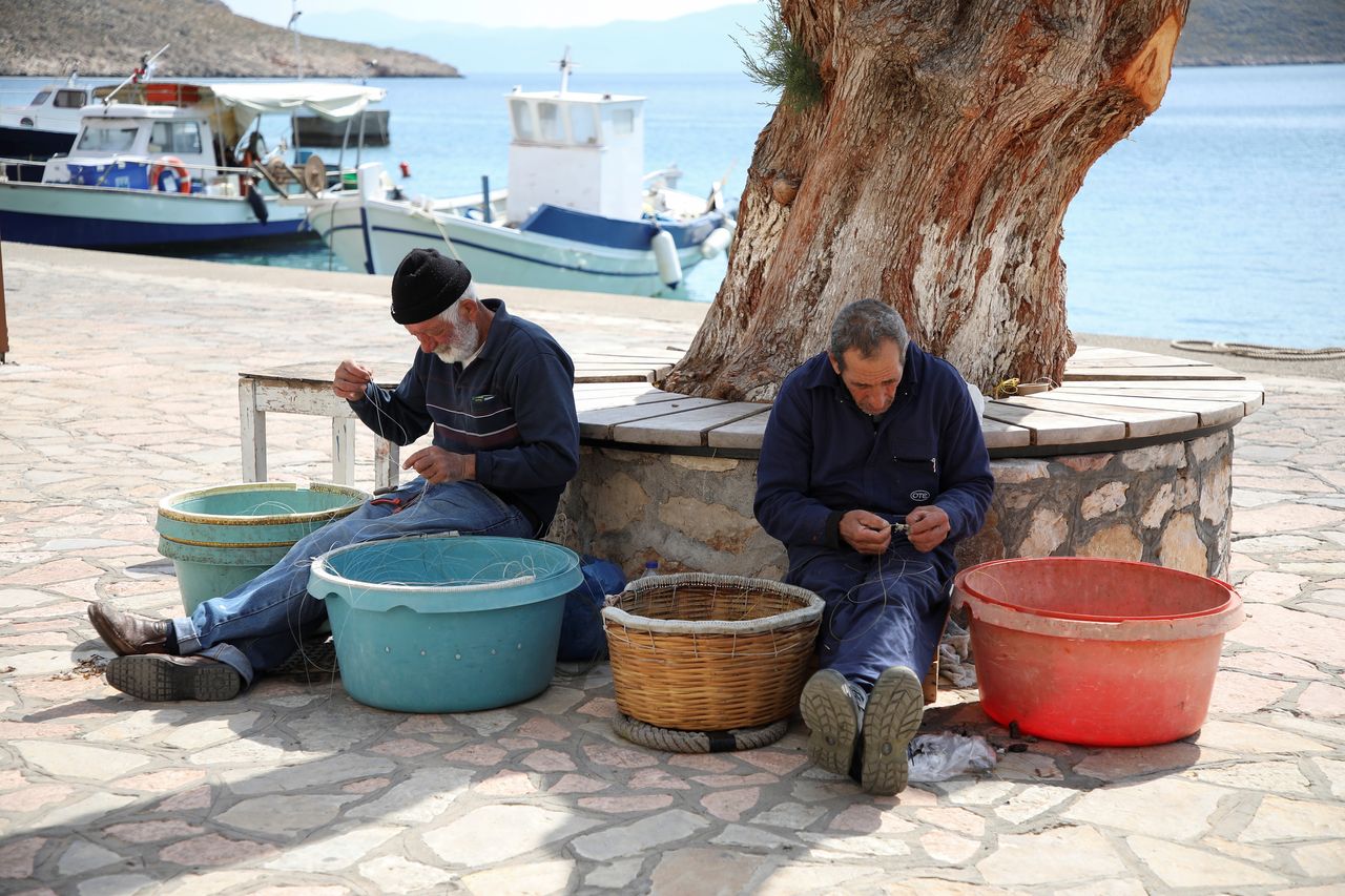 13 Απριλίου 2021. Ψαράδες ξεμπερδεύουν τις πετονιές τους, εν πλήρη ηρεμία στην Χάλκη. Picture taken April 13, 2021. REUTERS/Louiza Vradi
