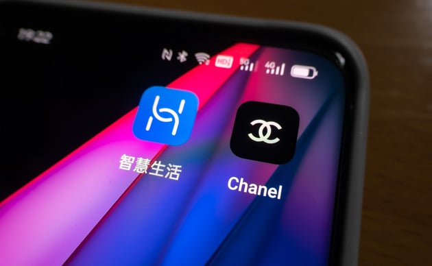 Le logo de Huawei (à gauche) est vertical. Celui de Chanel (à droite), horizontal.