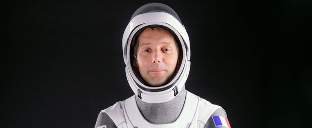 Thomas Pesquet, en combinaison SpaceX, doit rejoindre la Station spatiale internationale (ISS) à bord d'une navette Crew Dragon, propulsée par une fusée Falcon 9.