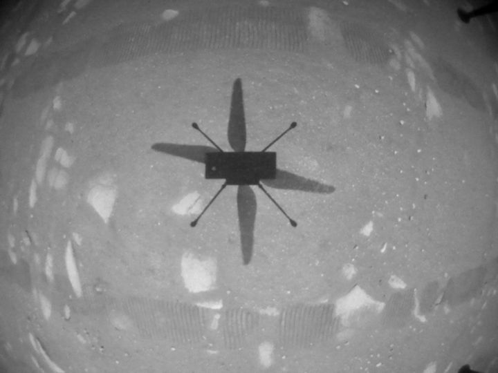 Der Ingenuity Mars Helicopter der NASA hat diese Aufnahme seines Schattens gemacht, als er am Montag über der Marsoberfläche schwebte 