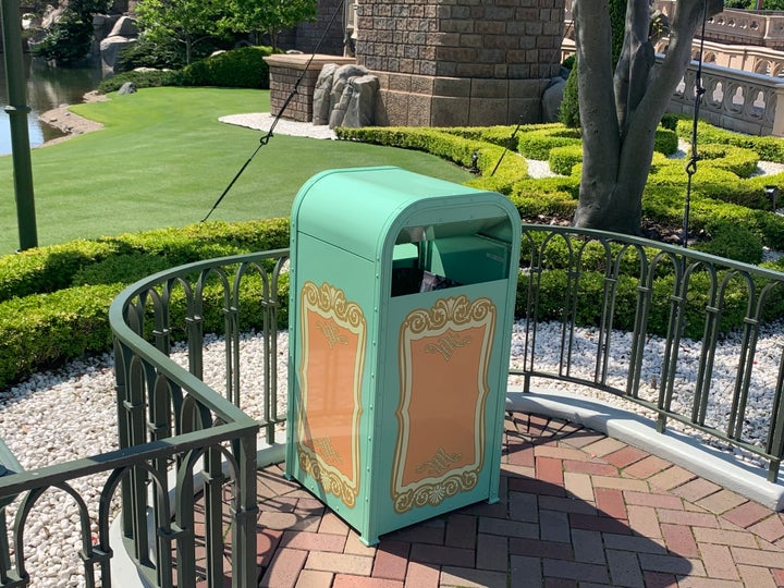 東京ディズニーランドのトラッシュカン（ゴミ箱）。感染対策として、あらかじめ蓋が開けられている