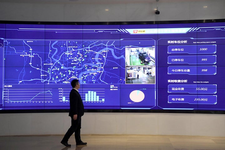 重慶市で運用される駐車場の使用状況を収集するシステム (Photo by Chen Chao/China News Service via Getty Images)