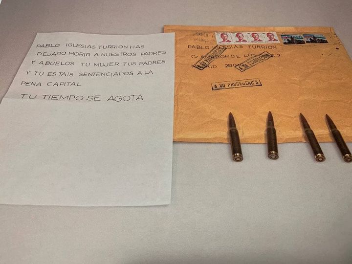 Fotografía de la carta con las balas publicada por Pablo Iglesias en su cuenta de Twitter