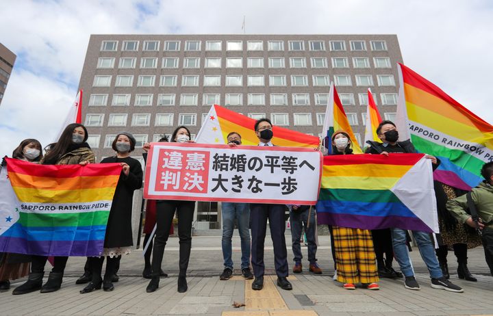 同性婚を認めないことを憲法違反とした札幌地裁判決に喜ぶ支援者ら＝3月17日、札幌市中央区
