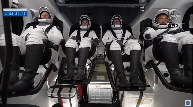 Les 4 astronautes dans le cockpit attendent le décollage vers l'ISS.