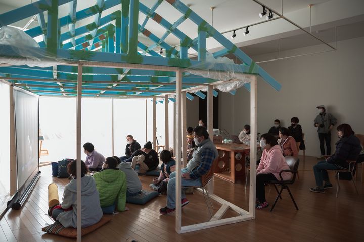 ギャラリーで開催していた、寺岡波瑠個展「不可思議な地平線」の小屋型の什器を利用して映像を上映