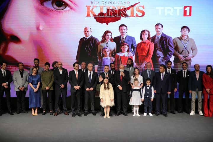 1η Απριλίου 2021 - Ο Τούρκος αντιπρόεδρος Φουάτ Οκτάβ μαζί με τον πρόεδρο του ψευδοκράτους Ερσίν Τατάρ και τον πρωθυπουργού του ψευδοκράτους Ερσάν Σανέρ μαζί με τον διευθυντή του Τουρκικού τηλεοπτικού καναλιού TRT Ιμπραχήμ Ερέν στην πρεμιέρα της προπαγανδιστικής τηλεοπτικής σειράς Μια φορά και ένα καιρό στην Κύπρο "Bir Zamanlar Kibris" (Once Upon a Time in Cyprus)
