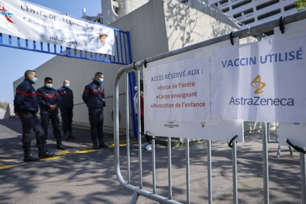 Des pompiers attendant des volontaires devant un centre dédié à la vaccination des enseignants et forces de l'ordre, le 18 avril 2021 à Paris dans le 13e arrondissement.