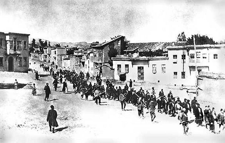 Πορεία προς τον θάνατο. Αρμένιοι άμαχοι, οδηγούμενοι από ένοπλους Οθωμανούς στρατιώτες, περνώντας μέσα από το Χαρπούτ (Kharpert), σε μια φυλακή στην κοντινή Μεζιρέχ (Mezireh) σημερινή Ελαζίκ (Elazig), Απρίλιος 1915