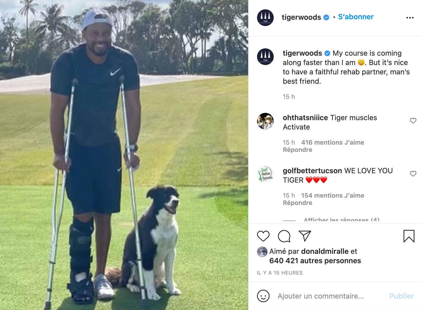 Tiger Woods souriant et en béquilles deux mois après son accident de voiture