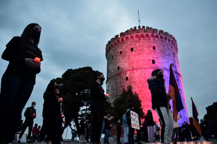 Μέλη της Αρμενικής κοινότητας στη Θεσσαλονίκη, έκαναν συγκέντρωση Μνήμης μπροστά από τον Λευκό Πύργο. 