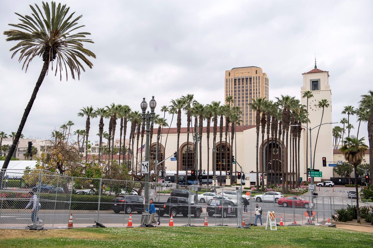 Γενική άποψη των προετοιμασιών στο Union Station του Λος Αντζελες όπου θα μεταδοθεί live η τελετή των Οσκαρ. 