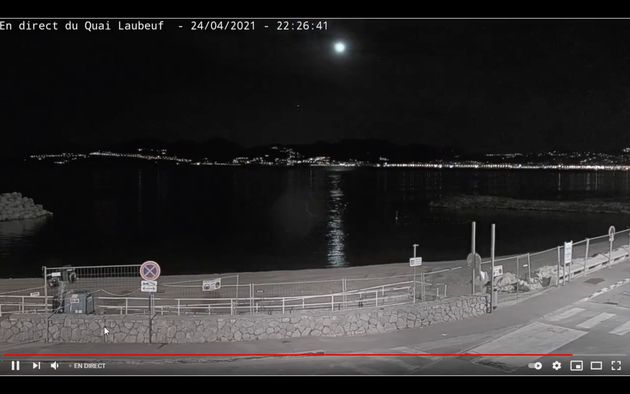 Image d'une boule verte dans la nuit du samedi 24 au dimanche 25 avril.