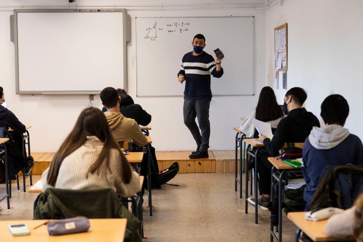 Un profesor da clase el instituto de educación secundaria Monelos, en A Coruña.