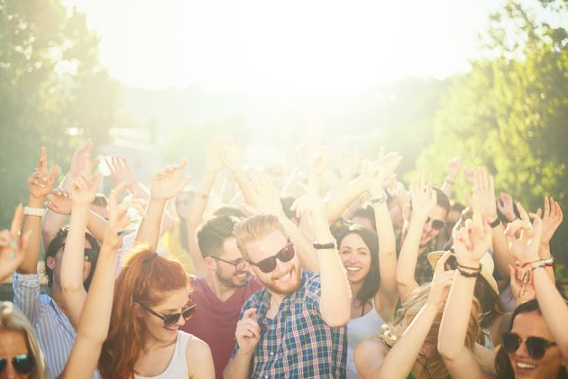 Ce dimanche 25 avril, des dizaines de jeunes se sont rassemblés dans le parc parisien des Buttes-Chaumont pour danser au mépris des gestes barrière et des règles sanitaires (photo d'illustration).