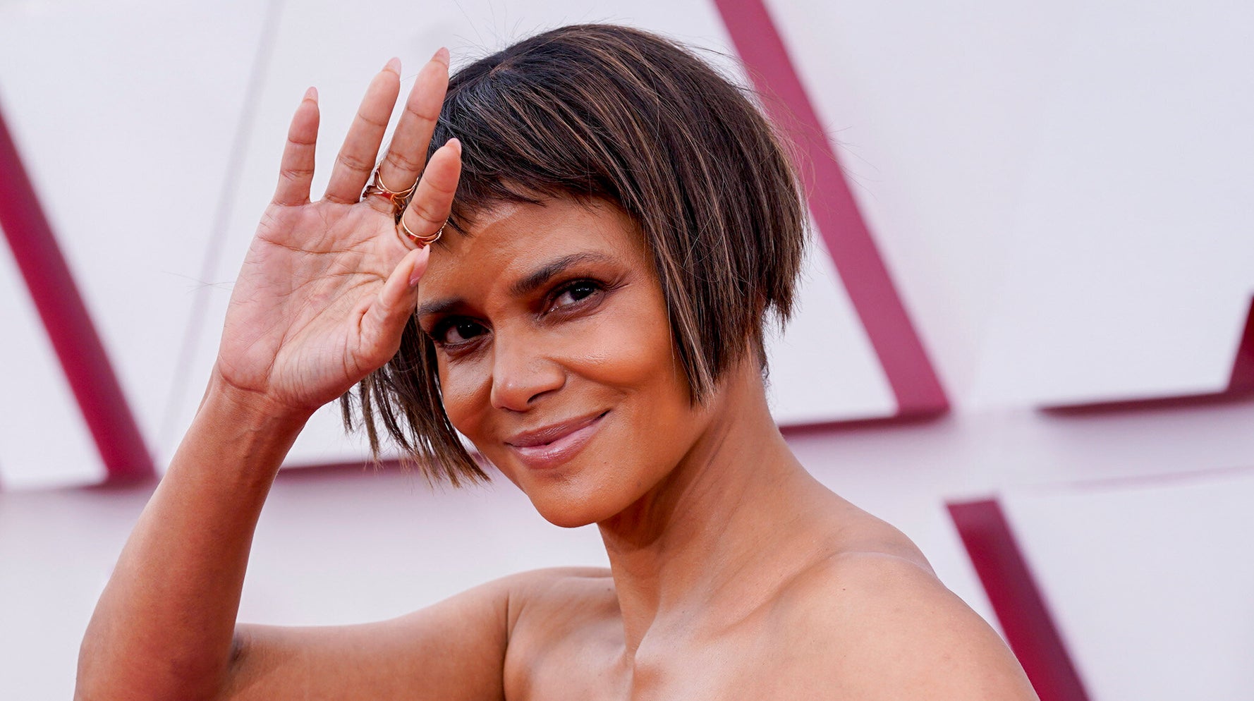 Halle Berry Debuts New Bob On Oscars Red Carpet Huffpost Halle Berry Debuts New Bob On Oscars Red Carpet Huffpost
