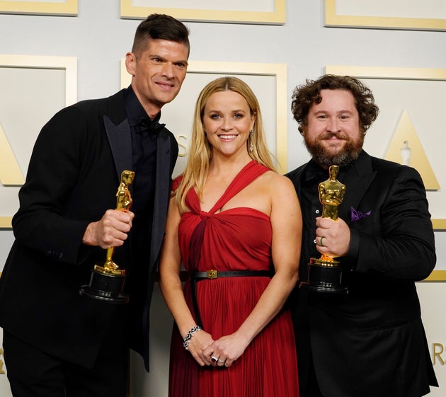 短編アニメ賞を受賞した『愛してるって言っておくね』監督・脚本のウィル・マコーマック氏、マイケル・ゴヴィア氏とポーズをとる俳優のリース・ウィザースプーン氏(中央)