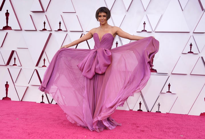 Halle Berry con su vestido de Dolce&Gabbana en la alfombra roja de los Oscar 2021.