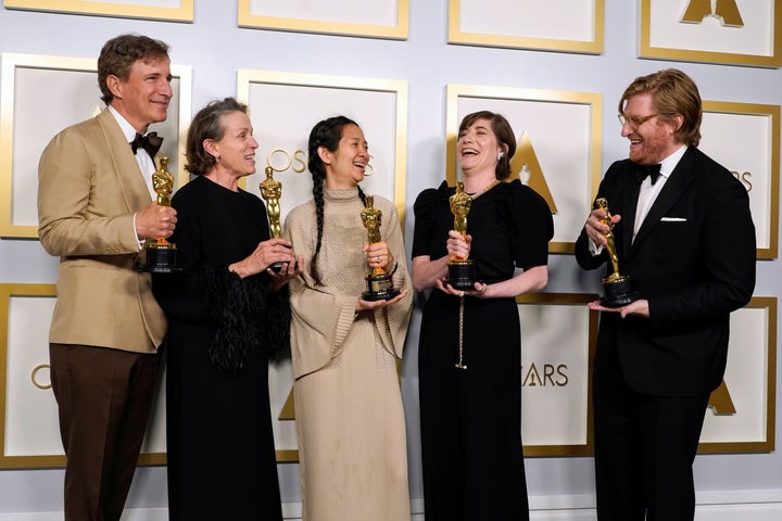 El equipo de 'Nomadland' celebra su triunfo en los Oscar.