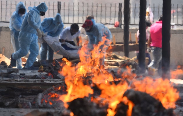 Ινδία: Ο κορονοϊός «καταπίνει» ανθρώπους, τα κρεματόρια κατακλύζονται με