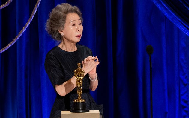 Youn Yuh-jung, ce lundi 26 avril, sur la scène des Oscars, à Los Angeles.