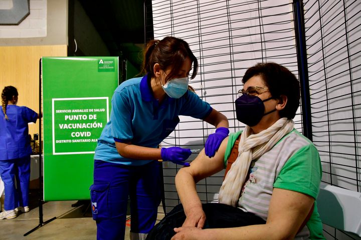 Una enfermera pone la vacuna de Janssen a una mujer en un punto de vacunación.