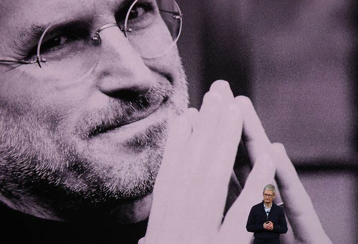 故スティーブ・ジョブズ氏の肖像の前でスピーチをするアップル社のティム・クックCEO