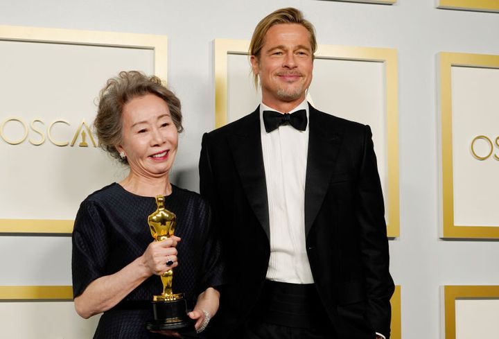 La actriz Yuh-Jung Youn ganadora del Oscar a la Mejor Actriz de Reparto y Brad Pitt, el encargado de entregarle el galardón.