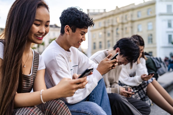 スマホでSNSを見る10代（イメージ写真）