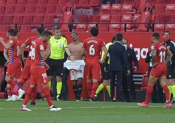 Les joueurs des équipes du FC Séville et Grenade sont revenus sur le terrain jouer la minute restante ce dimanche 25 avril.