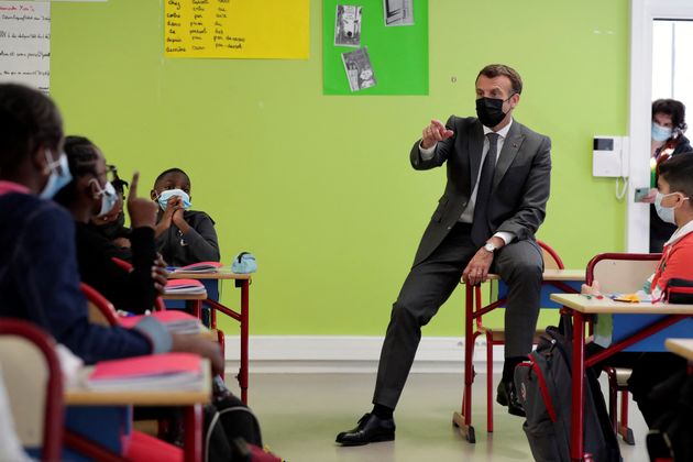 Emmanuel Macron lors d'une visite d'une école à Melun (Seine-et-Marne) lundi 26 avril