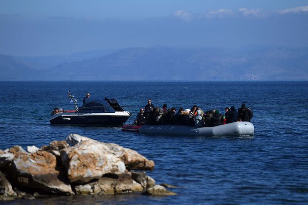 Guardian: Η Ελλάδα κατηγορείται για «σοκαριστικές» απωθήσεις προσφύγων στη