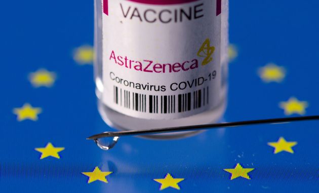 Une flacon de vaccin AstraZeneca contre le Covid-18 sur un drapeau de l'Union européenne, le 24 mars