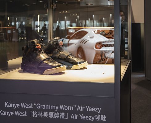 Les baskets Air Yeezy 1 de Kanye West exposées à Hong Kong le 16 avril dernier.