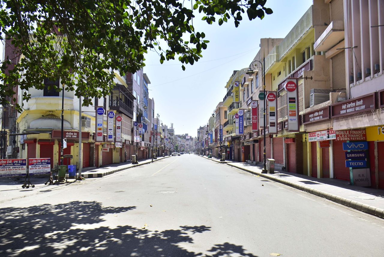 Άδειοι δρόμοι στην πόλη Άμριτσαρ, λόγω της επιβολής του lockdown
